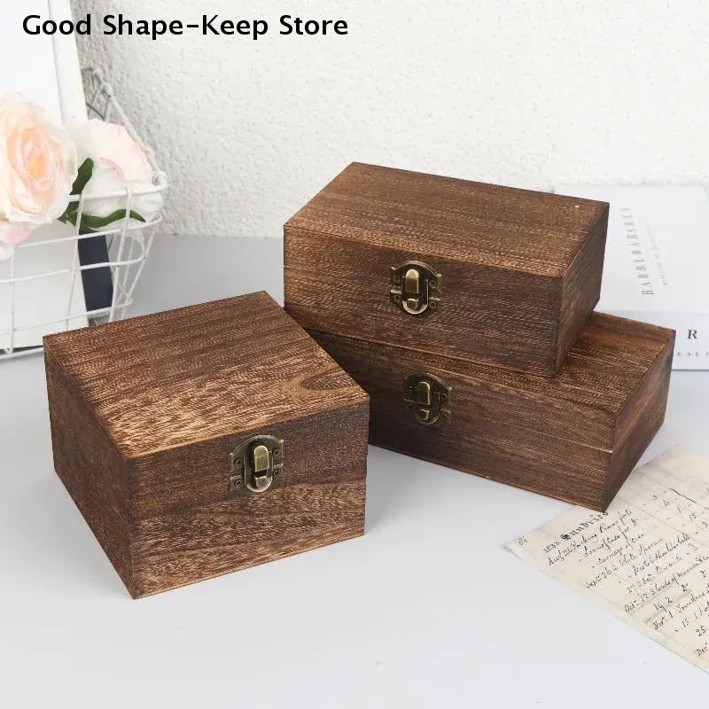 Boite à dés en bois vintage